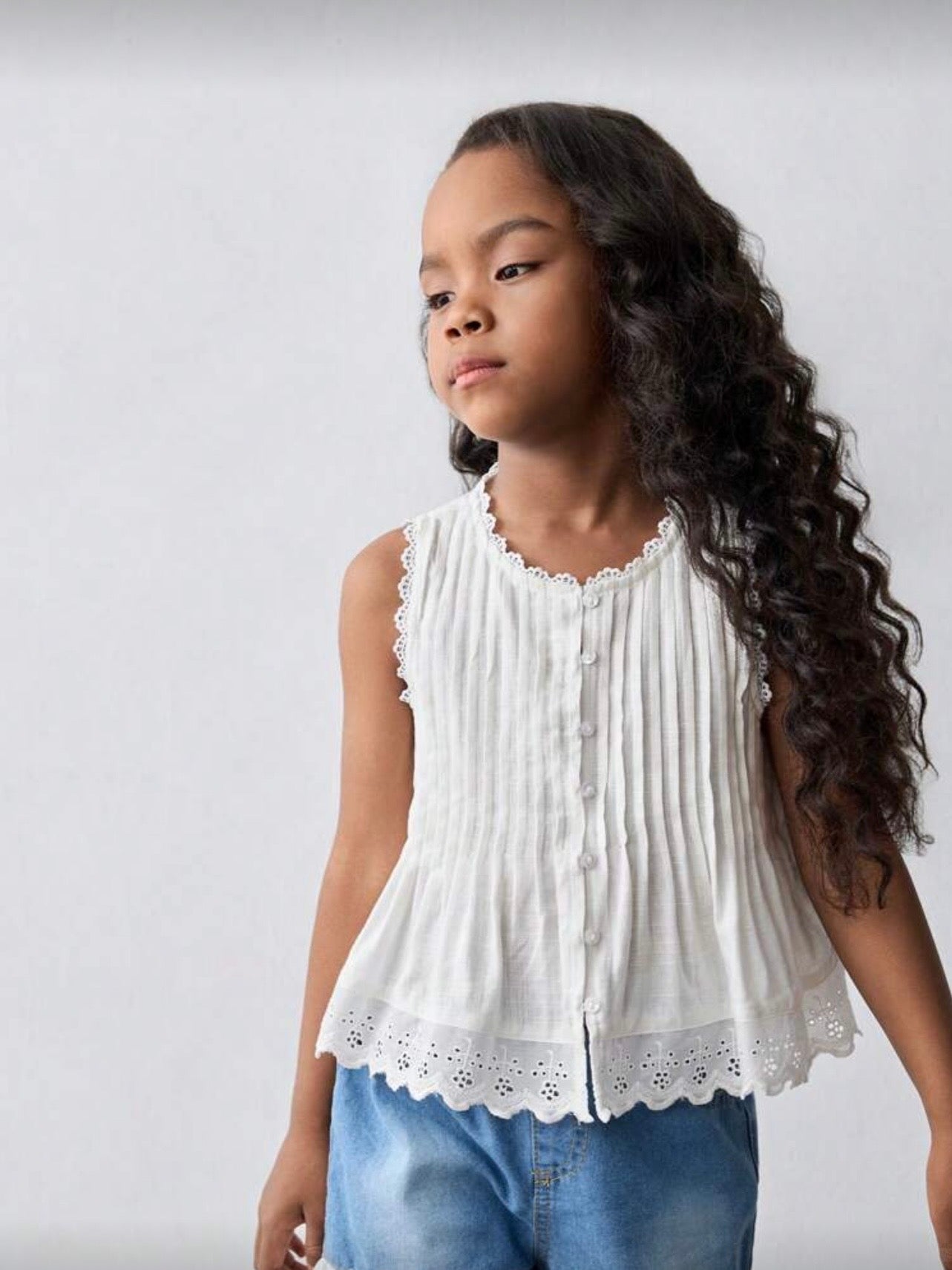 Blusa Blanca de Encaje y Bordado