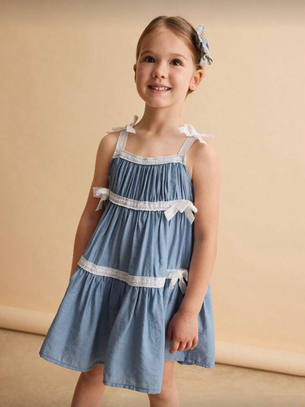 Vestido Azul con Detalles de Encaje