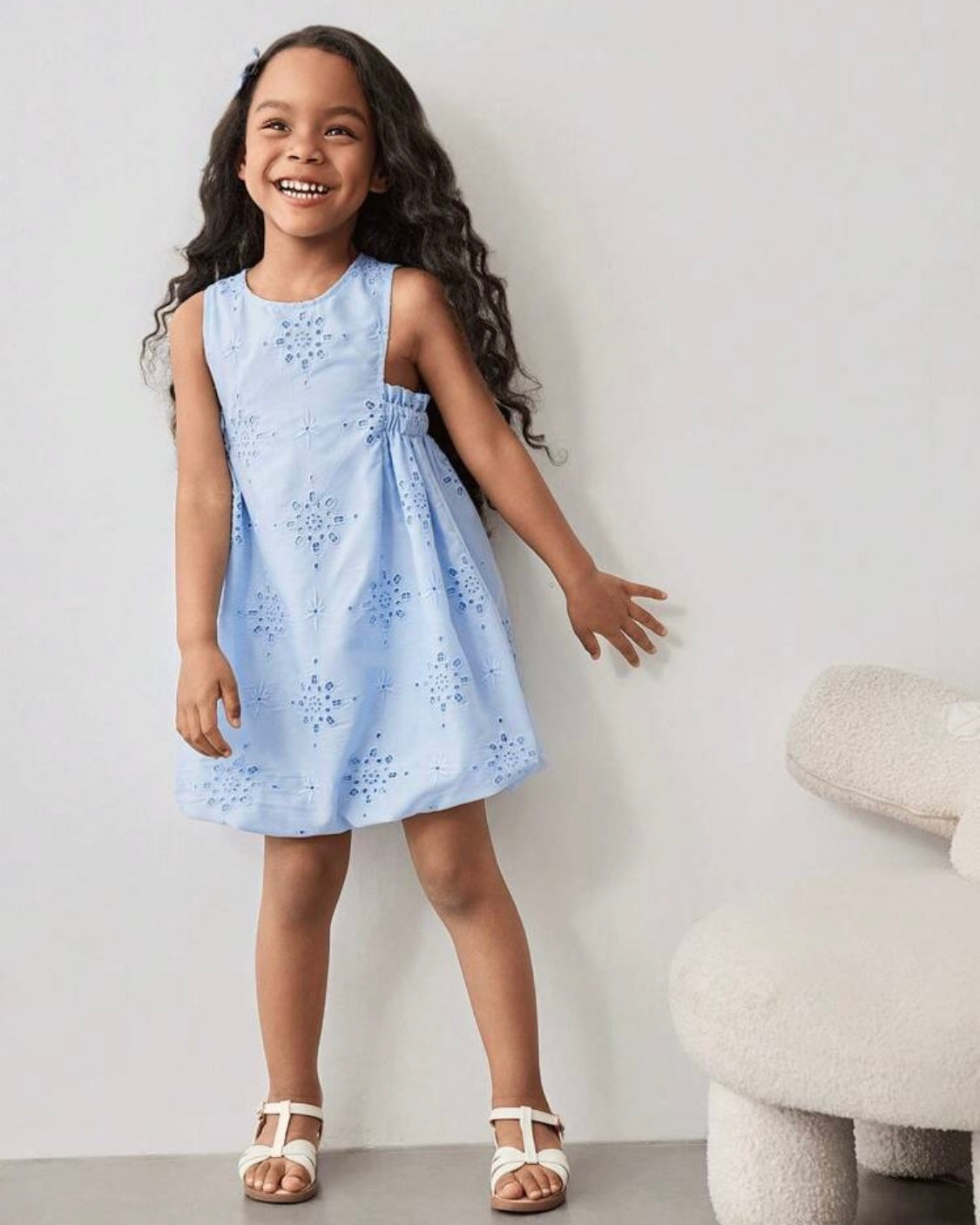 Vestido Azul con Bordado Floral